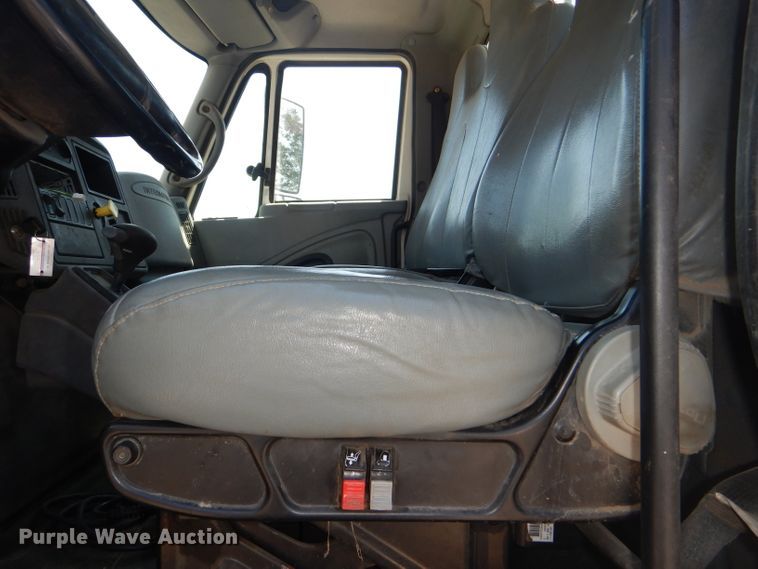 image for item DG4789 2007 International 4200 flatbed truck