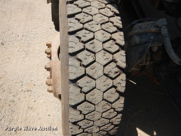 image for item DG4789 2007 International 4200 flatbed truck