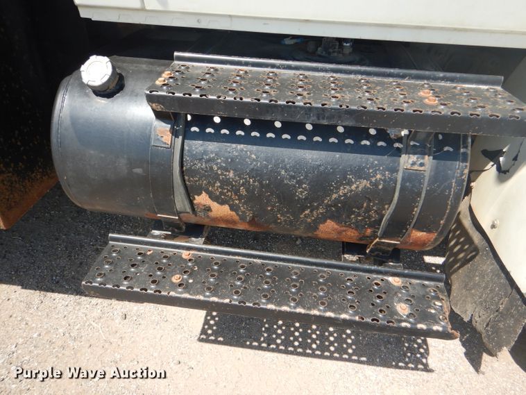 image for item DG4789 2007 International 4200 flatbed truck