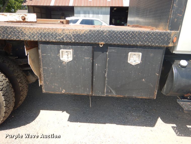 image for item DG4789 2007 International 4200 flatbed truck