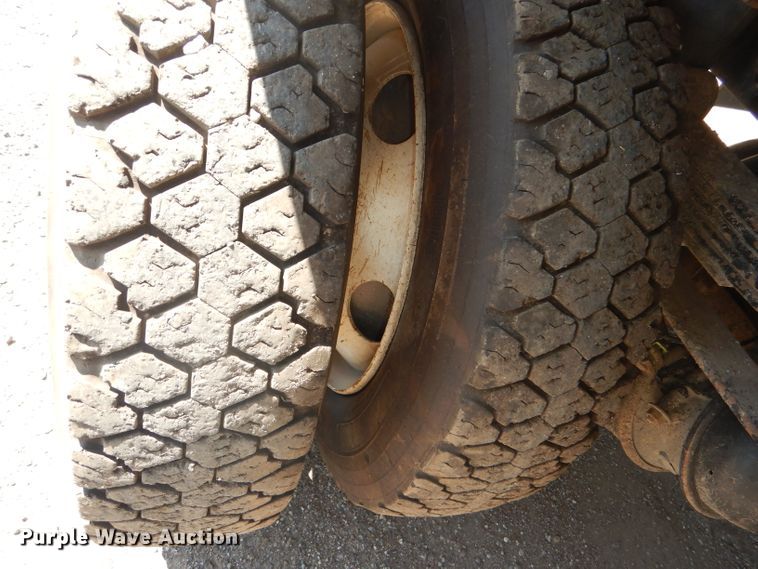 image for item DG4789 2007 International 4200 flatbed truck