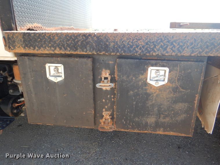 image for item DG4789 2007 International 4200 flatbed truck