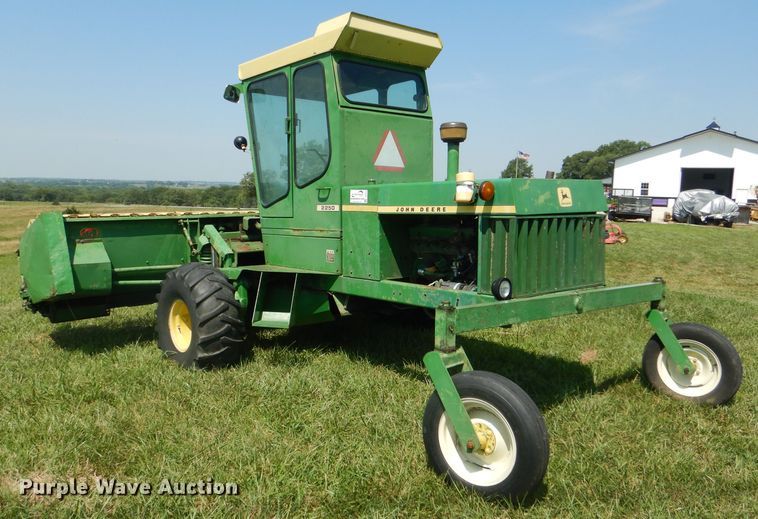 image for item DG4820 1975 John Deere 2250 windrower
