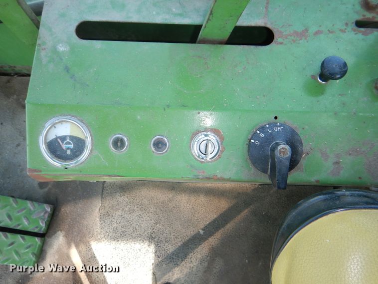 image for item DG4820 1975 John Deere 2250 windrower