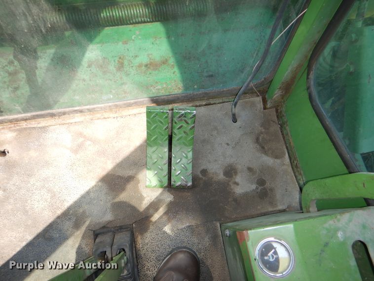 image for item DG4820 1975 John Deere 2250 windrower