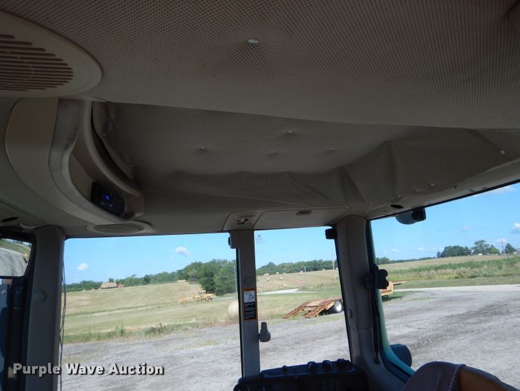 image for item DH6017 2005 John Deere 7520 MFWD tractor