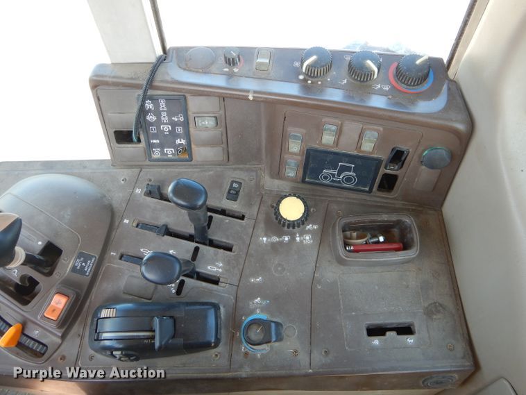 image for item DH6017 2005 John Deere 7520 MFWD tractor