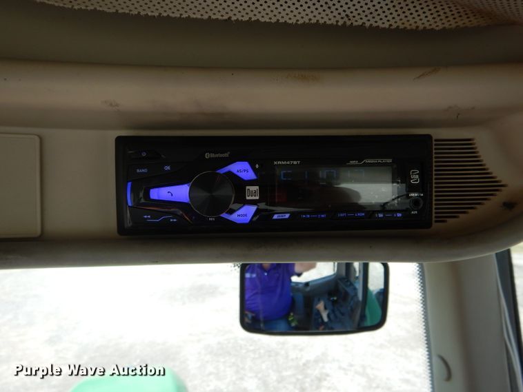 image for item DH6017 2005 John Deere 7520 MFWD tractor