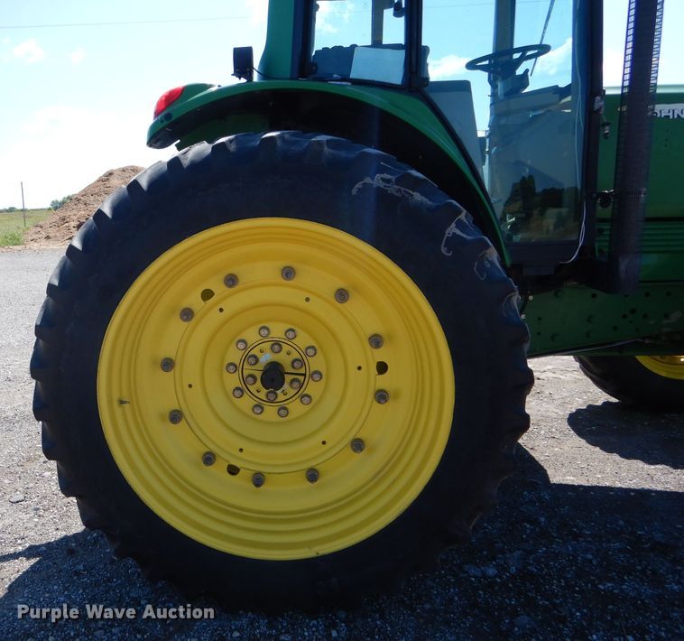 image for item DH6017 2005 John Deere 7520 MFWD tractor