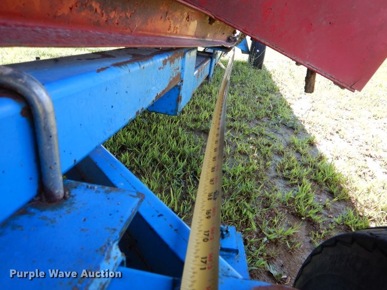 image for item DH6018 1993 Case IH 1083 corn head