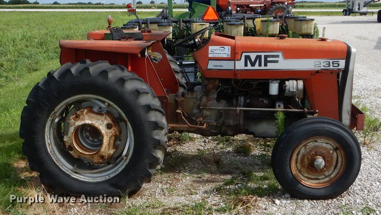 image for item DH6034 Massey-Ferguson 235 tractor
