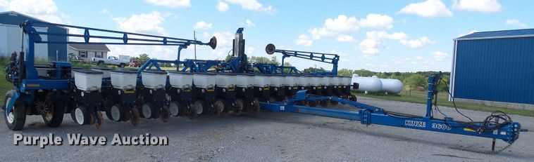 image for item DI0568 Kinze 3600 split row planter