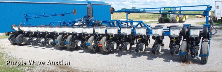 image for item DI0568 Kinze 3600 split row planter