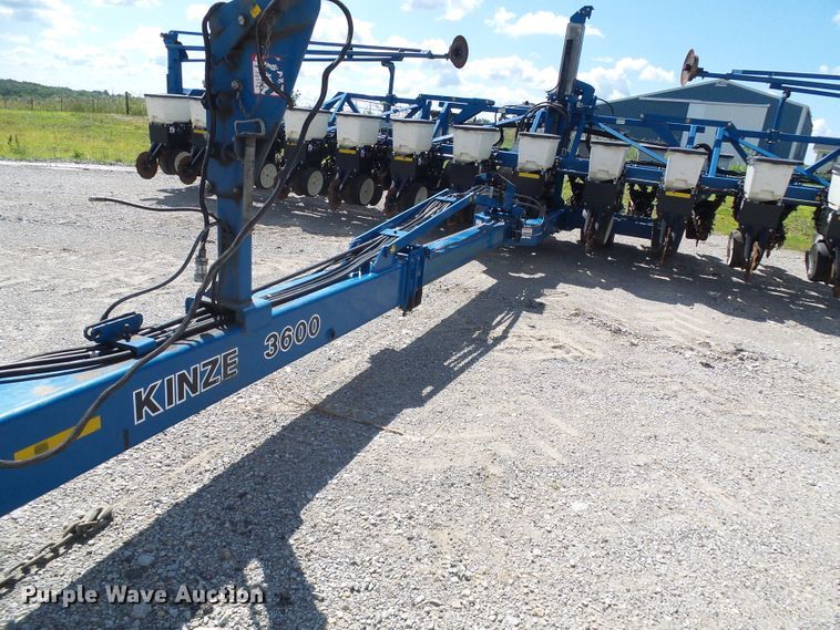 image for item DI0568 Kinze 3600 split row planter