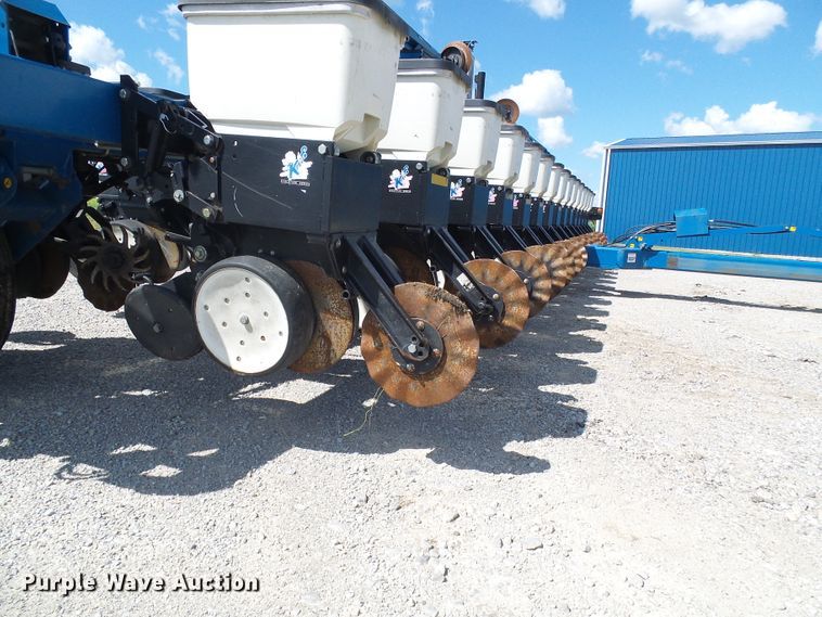 image for item DI0568 Kinze 3600 split row planter