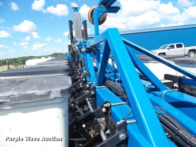 image for item DI0568 Kinze 3600 split row planter