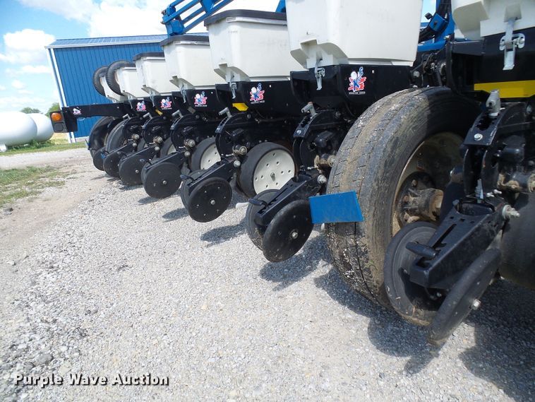 image for item DI0568 Kinze 3600 split row planter