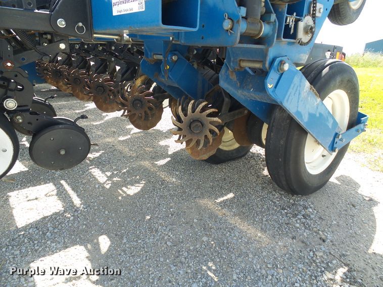 image for item DI0568 Kinze 3600 split row planter