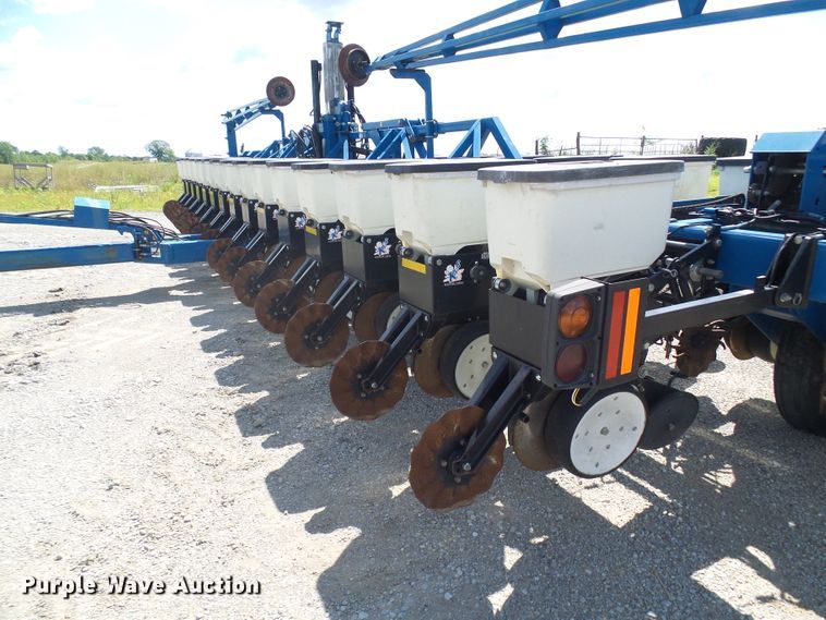 image for item DI0568 Kinze 3600 split row planter