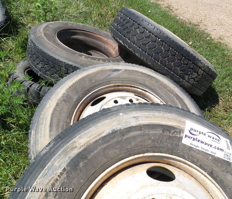 image for item DI0594 (6) 275/80R22.5 tires and wheels