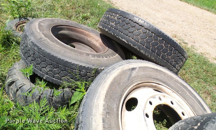 image for item DI0594 (6) 275/80R22.5 tires and wheels