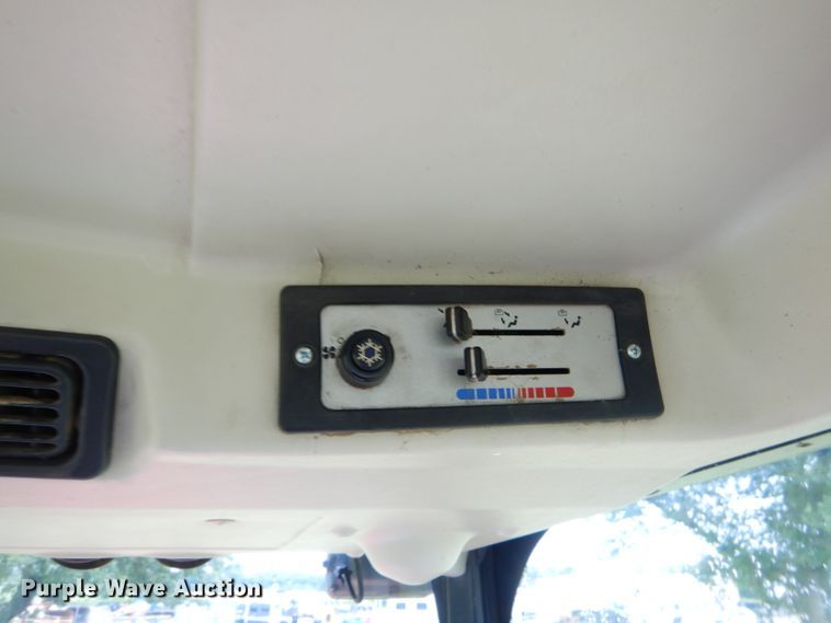 image for item ED9488 2005 Massey-Ferguson 1552 tractor