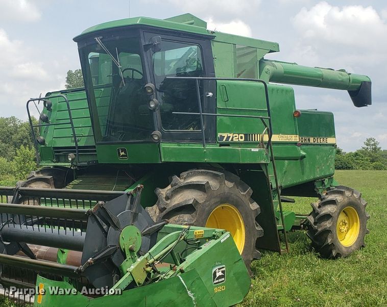image for item ET9822 1988 John Deere 7720 Titan II RWA combine