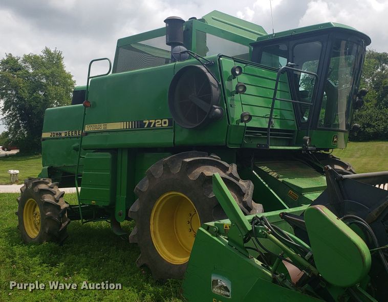 image for item ET9822 1988 John Deere 7720 Titan II RWA combine