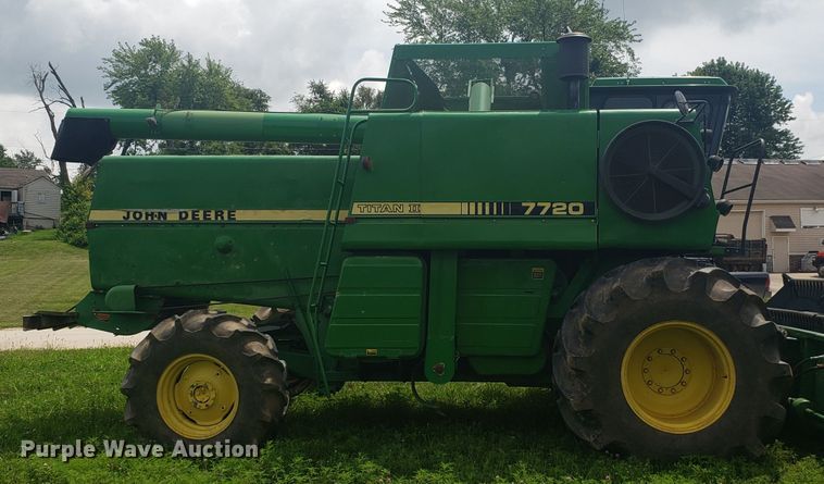 image for item ET9822 1988 John Deere 7720 Titan II RWA combine