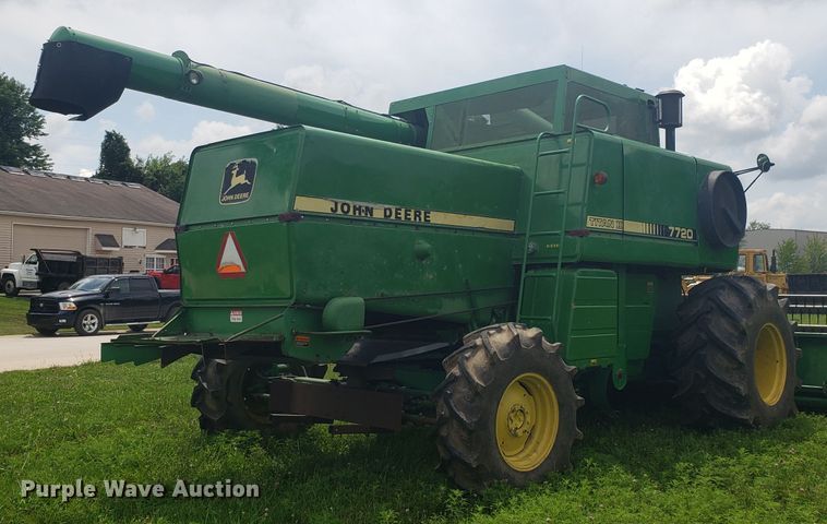 image for item ET9822 1988 John Deere 7720 Titan II RWA combine