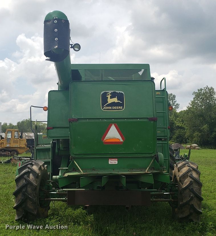 image for item ET9822 1988 John Deere 7720 Titan II RWA combine