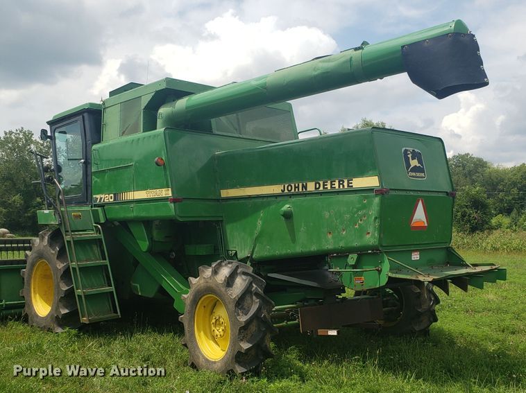 image for item ET9822 1988 John Deere 7720 Titan II RWA combine