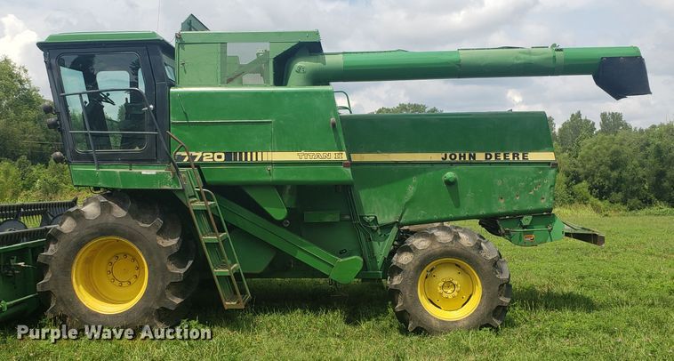 image for item ET9822 1988 John Deere 7720 Titan II RWA combine