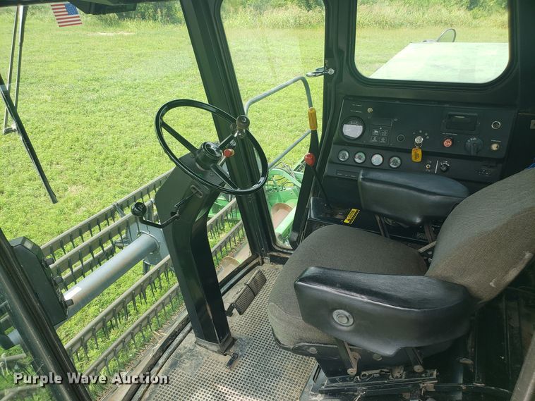 image for item ET9822 1988 John Deere 7720 Titan II RWA combine