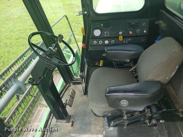 image for item ET9822 1988 John Deere 7720 Titan II RWA combine