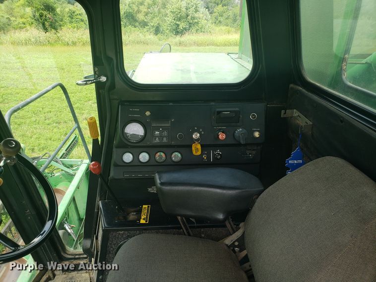 image for item ET9822 1988 John Deere 7720 Titan II RWA combine