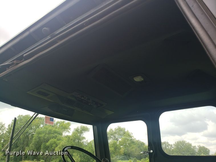 image for item ET9822 1988 John Deere 7720 Titan II RWA combine