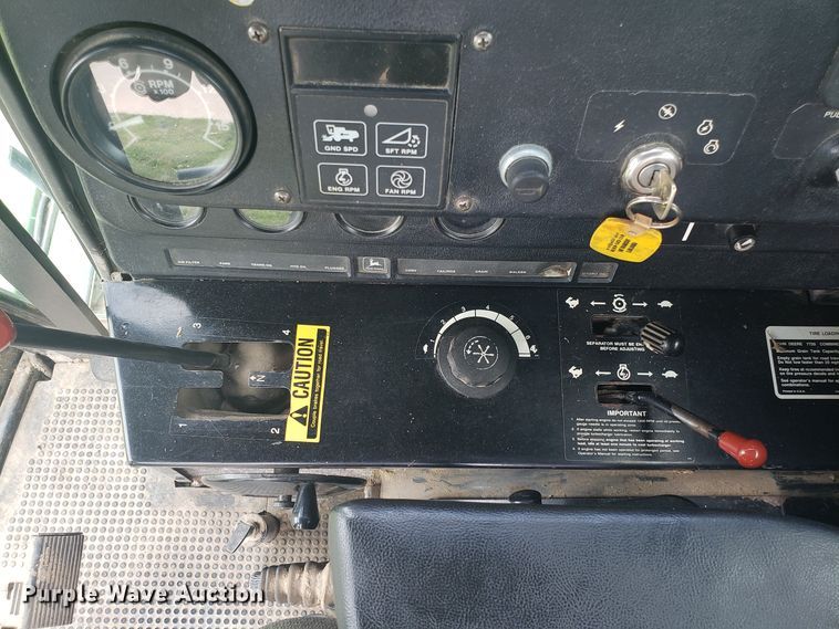 image for item ET9822 1988 John Deere 7720 Titan II RWA combine
