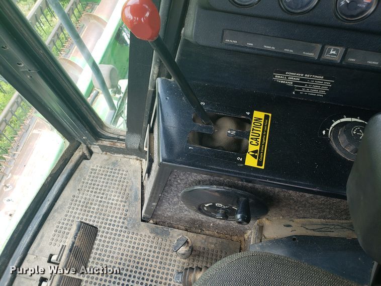 image for item ET9822 1988 John Deere 7720 Titan II RWA combine