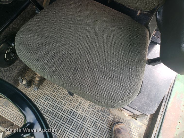 image for item ET9822 1988 John Deere 7720 Titan II RWA combine