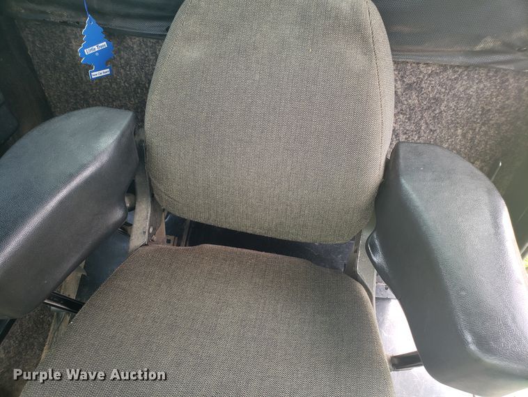 image for item ET9822 1988 John Deere 7720 Titan II RWA combine