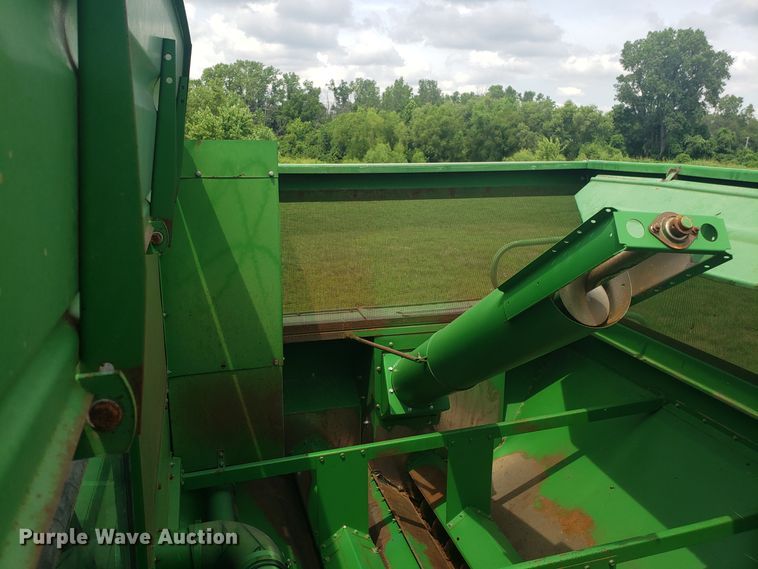 image for item ET9822 1988 John Deere 7720 Titan II RWA combine