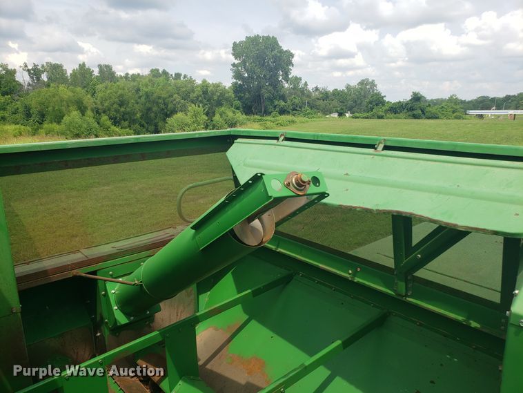 image for item ET9822 1988 John Deere 7720 Titan II RWA combine