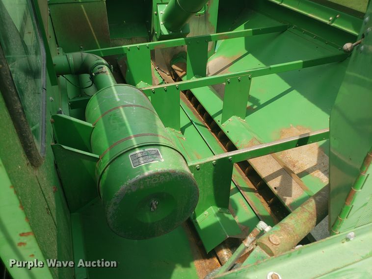 image for item ET9822 1988 John Deere 7720 Titan II RWA combine