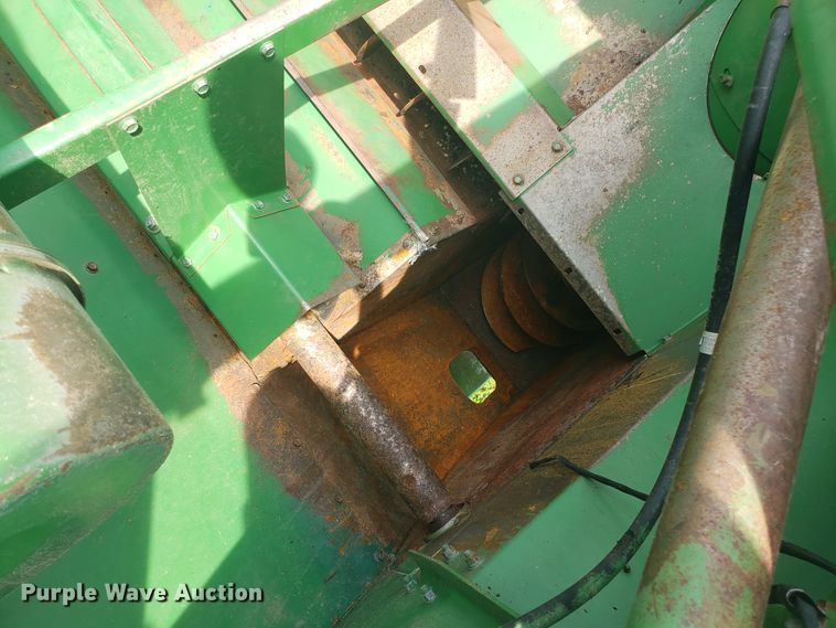 image for item ET9822 1988 John Deere 7720 Titan II RWA combine