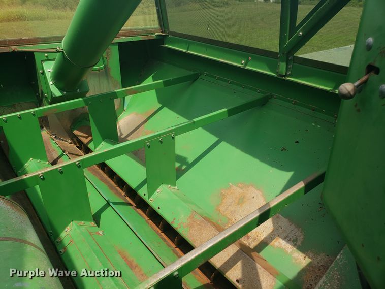 image for item ET9822 1988 John Deere 7720 Titan II RWA combine