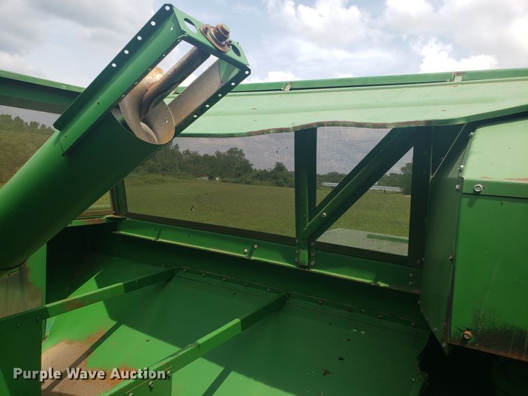 image for item ET9822 1988 John Deere 7720 Titan II RWA combine