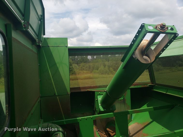 image for item ET9822 1988 John Deere 7720 Titan II RWA combine