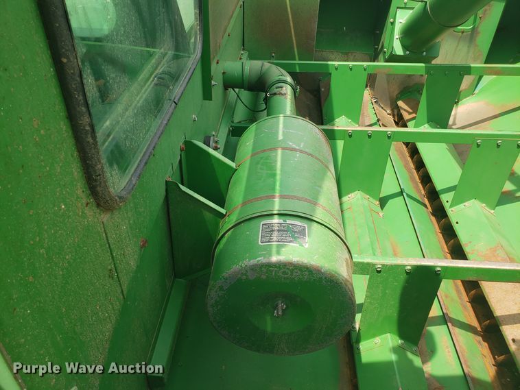 image for item ET9822 1988 John Deere 7720 Titan II RWA combine