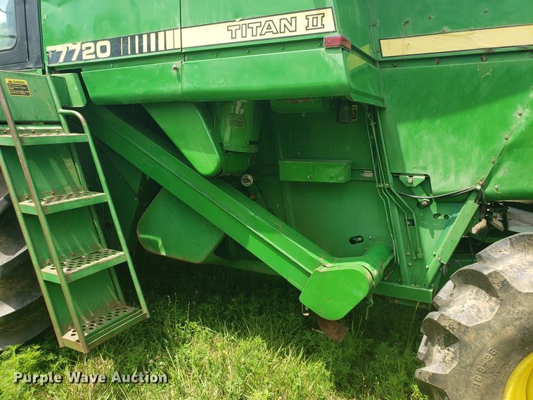 image for item ET9822 1988 John Deere 7720 Titan II RWA combine